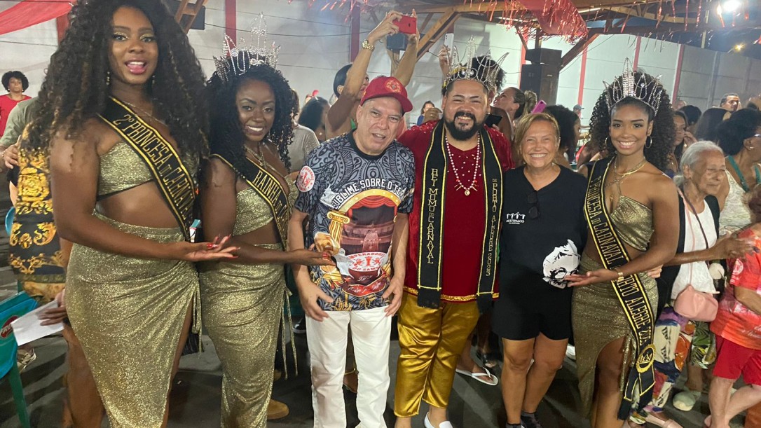 João Antônio Porto, Diretor Operacional do Theatro São Pedro (de boné vermelho) nos ensaios da Imperadores do Samba